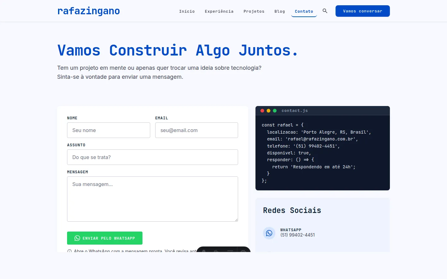 Página de contato do site, com formulário à esquerda e um bloco de código em tema escuro à direita mostrando os dados de contato.